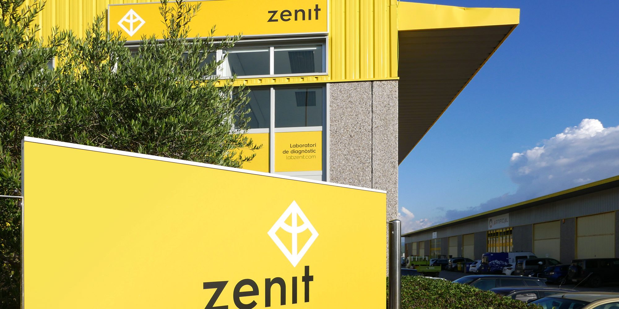 Alucina-Zenit-laboratory-signage-wayfinding-01 Zenit - Laboratorio de análisis y servicios de diagnóstico veterinario