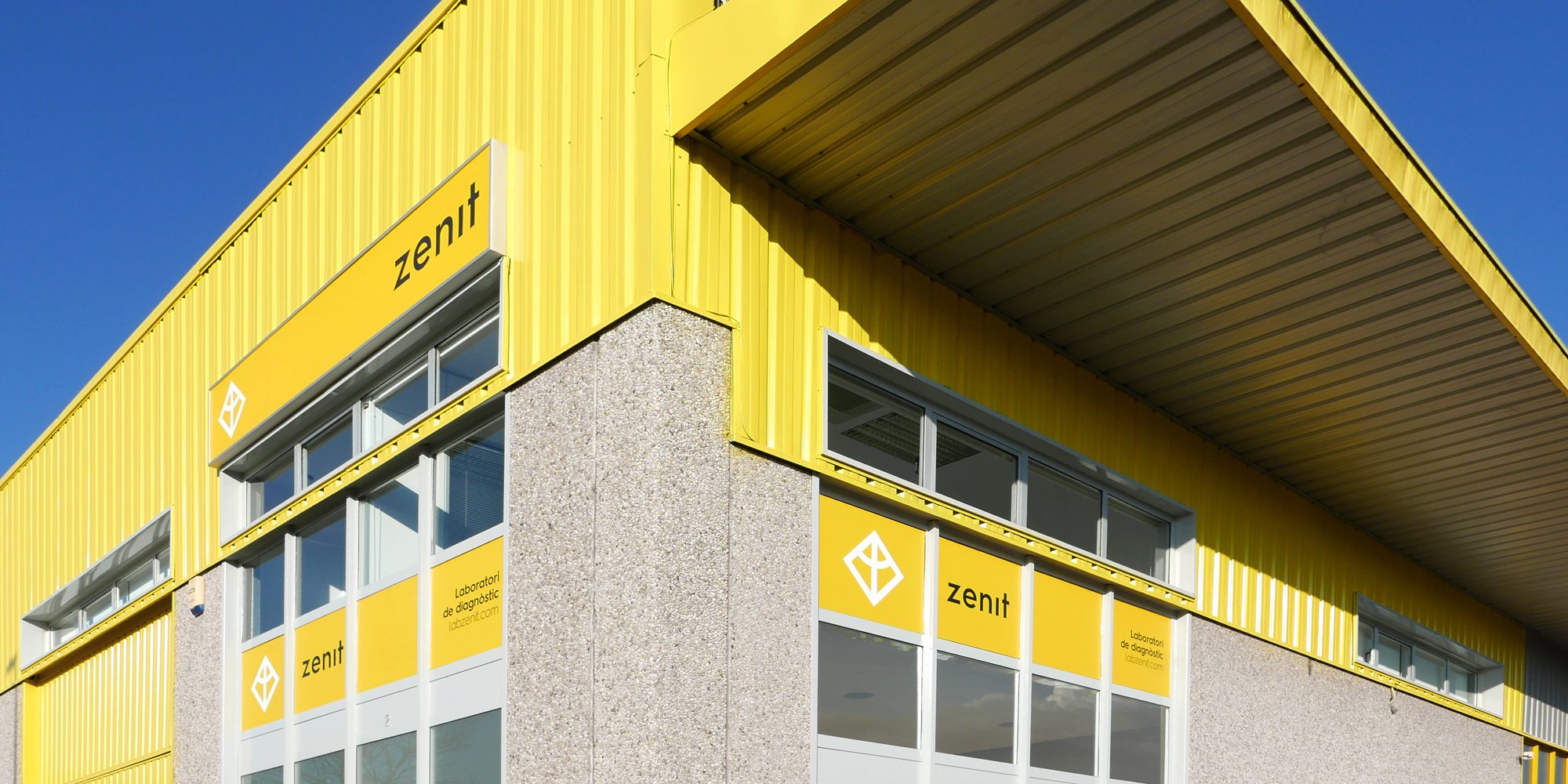 Alucina-Zenit-laboratory-signage-wayfinding-02 Zenit - Laboratorio de análisis y servicios de diagnóstico veterinario