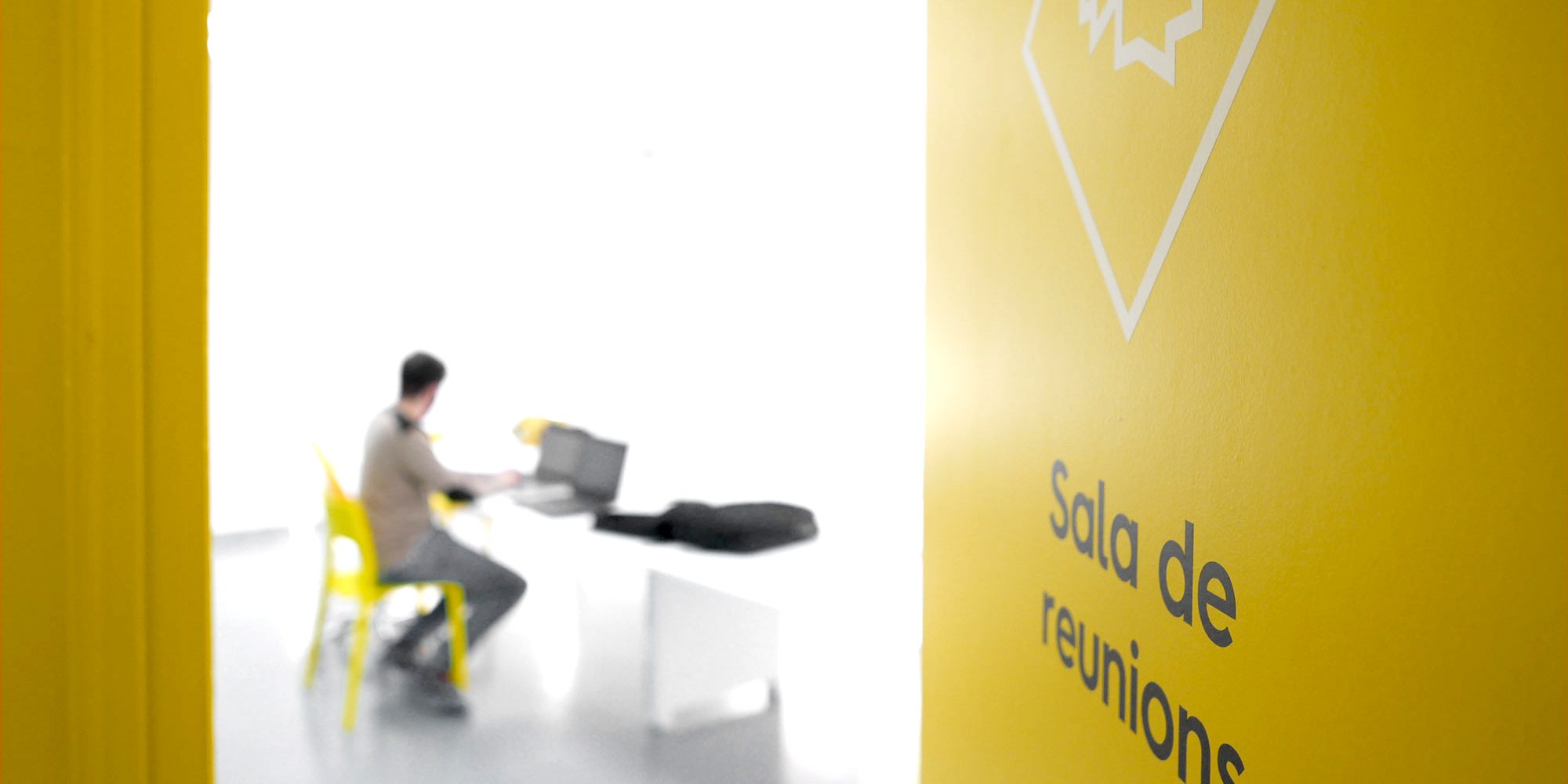 Alucina-Zenit-laboratory-signage-wayfinding-07b Zenit - Laboratorio de análisis y servicios de diagnóstico veterinario